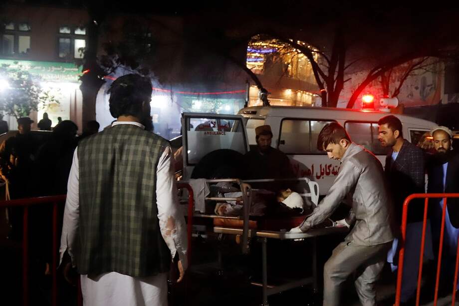 Miembros de los servicios de emergencia transportan en camilla a un herido tras un ataque suicida en Kabul. / EFE