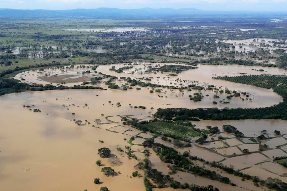 Fotografía aérea que muestra inundaciones del jueves, en una zona rural de Tierralta, en Córdoba.
