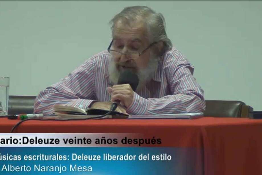 El escritor y profesor Jorge Alberto Naranjo Mesa, fallecido la semana pasada, durante una de sus tantas conferencias. / Cortesía