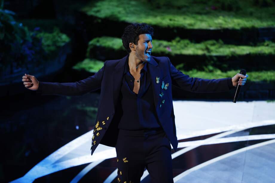 Hollywood (United States), 27/03/2022.- Colombian singer Sebastian Yatra performs 'Dos Oruguitas' from the movie 'Encanto' during the 94th annual Academy Awards ceremony at the Dolby Theatre in Hollywood, Los Angeles, California, USA, 27 March 2022. The Oscars are presented for outstanding individual or collective efforts in filmmaking in 24 categories. (Estados Unidos) EFE/EPA/ETIENNE LAURENT EPA-EFE/ETIENNE LAURENT