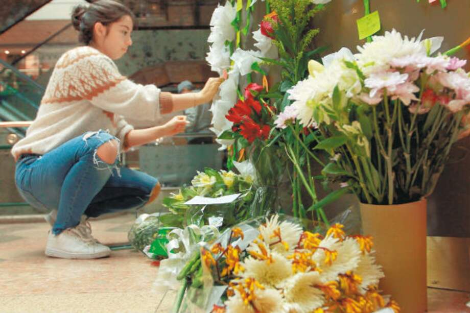 Decenas de personas rindieron homenaje a las víctimas del atentado en el centro comercial. / Cristian Garavito