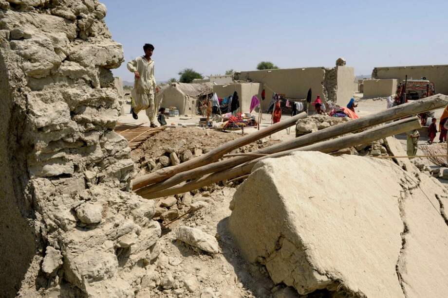 Asciende a 349 el número de muertos por terremoto en Pakistán