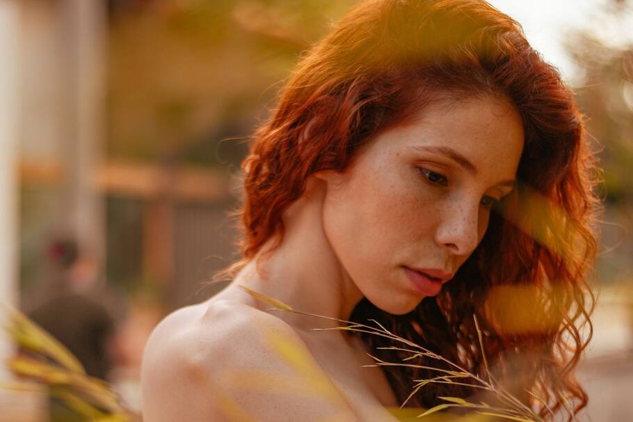 El crecimiento del cabello depende de la genética y las hormonas.