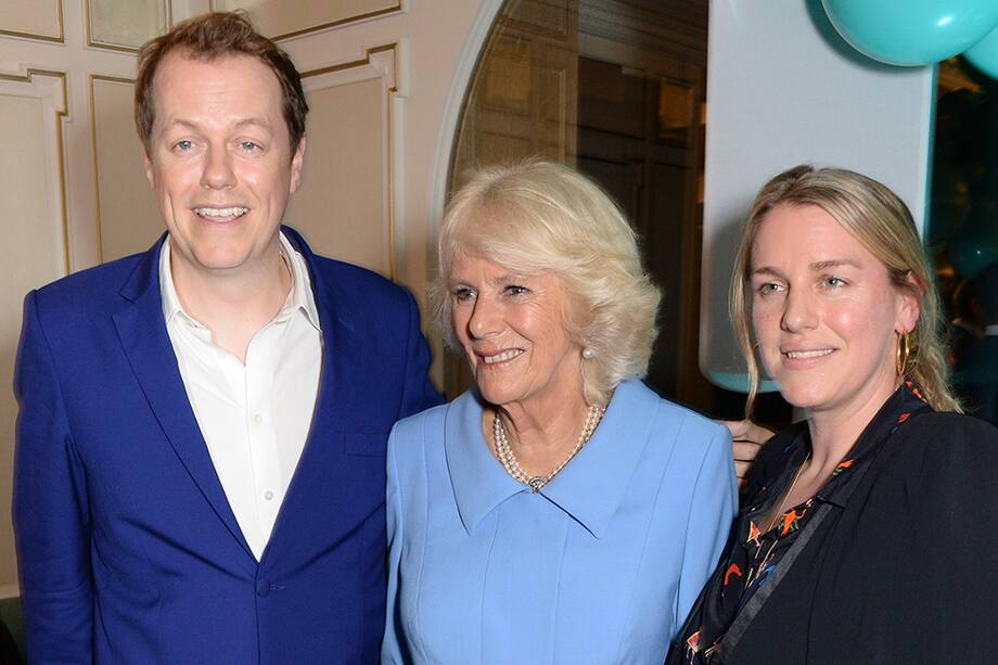 En 1974, la reina Camila tuvo a Tom, su primogénito. Cuatro años después nació Laura.