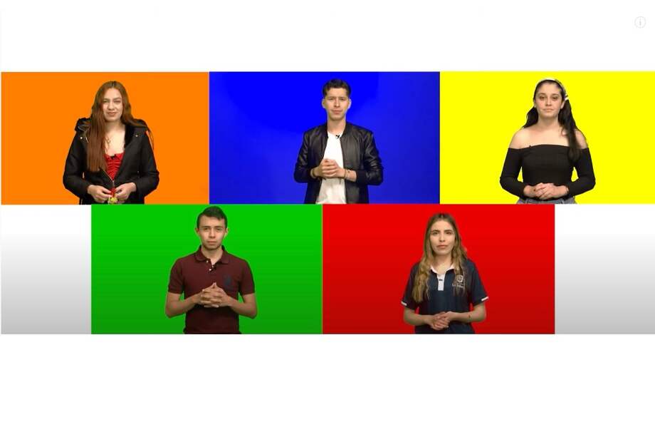 El noticiero tiene cinco conductores y divide las noticias en ese mismo número de categorías. Cada una está identificada con un color.