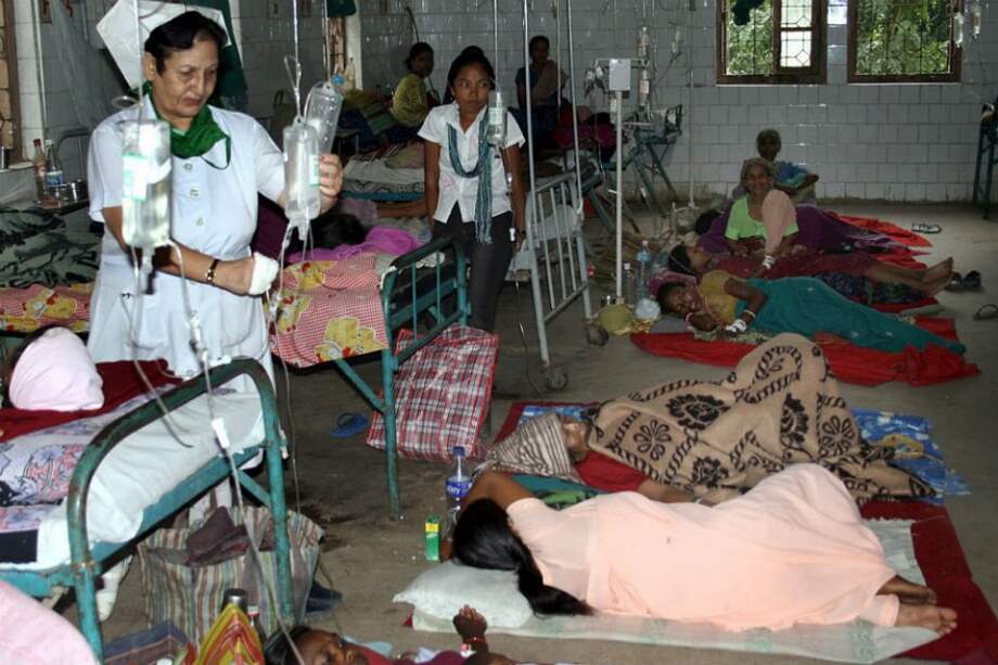 Pacientes enfermos de malaria reciben tratamiento en el hospital de Naxalbari, a 52 km al oeste de Siligury, India