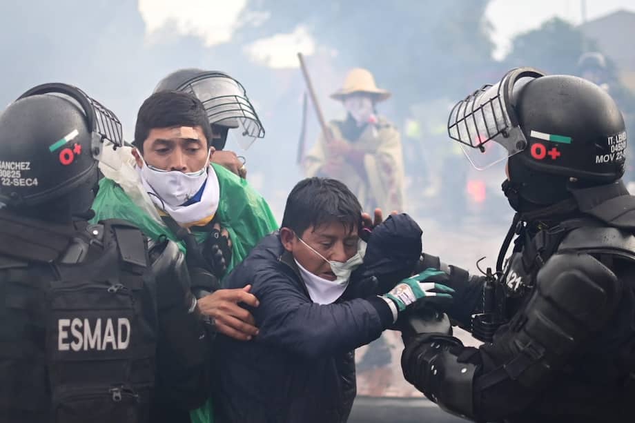 Disturbios en el "Monumento a los Reyes Católicos" en Bogotá, tras intervención del Esmad durante el paro nacional.