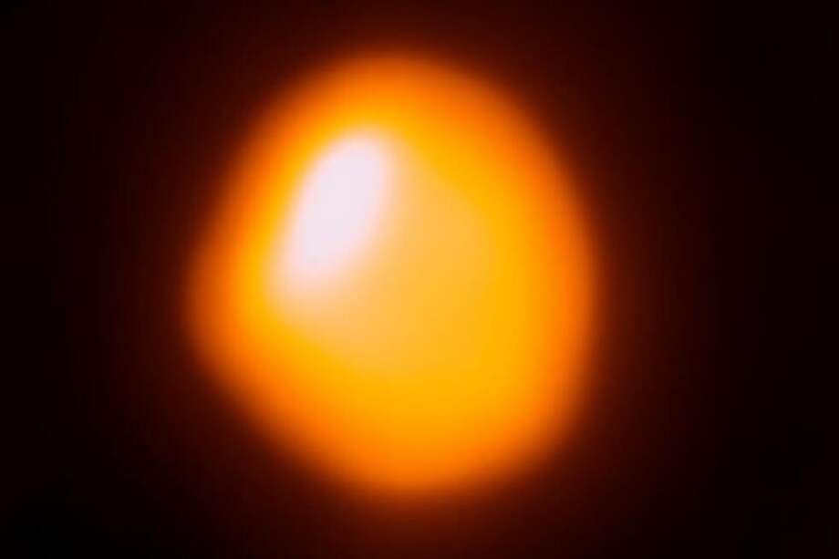 Betelgeuse tiene un diámetro que puede variar de entre 550 y 920 veces más grande que el tamaño del Sol. / La imagen de 2017 tomada por el telescopio del Observatorio ALMA