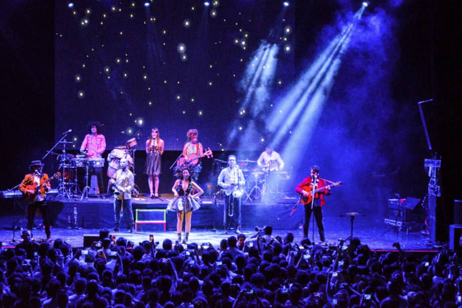 Con una puesta en escena sólida, conceptualmente integra, colorida, viva, la banda Monsieur Periné dio un paso en firme hacía la creación de una identidad. / Jocelyn Robles