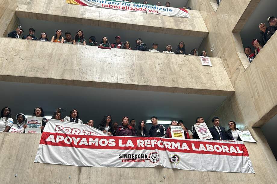 En el Congreso, en el edificio nuevo, hubo manifestaciones a favor de la reforma laboral del presidente Petro. Imagen de referencia.