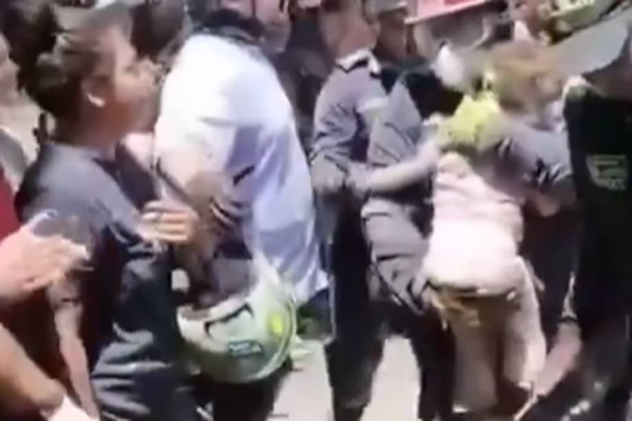 La menor fue trasladada al Hospital Universitario del Valle tras ser extraída de la estructura colapsada.