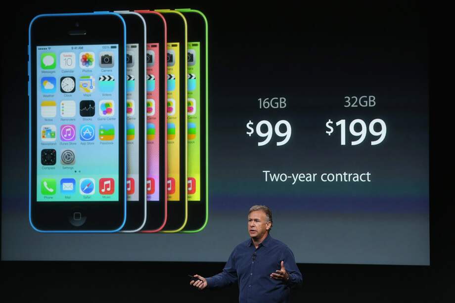 Phill Schiller, vicepresidente mundial de mercadeo de Apple, anuncia la puesta en venta del iPhone 5C. / AFP