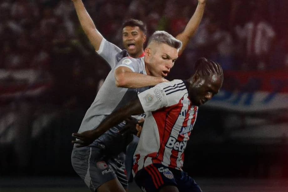 Yimmi Chará defiende la pelota ante la marca de Daniel Torres.