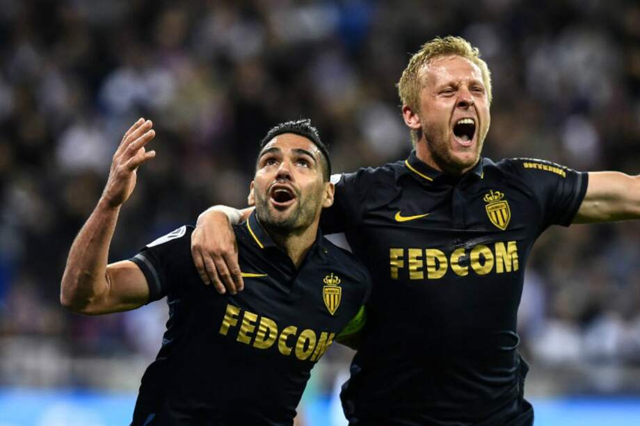 Radamel Falcao García junto a su compañero Kamil Glik, celebrando el tanto que anotó este domingo el colombiano. / AFP