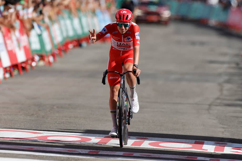 El ciclista esloveno del UAE Emirates Tadej Pogačar llega a meta durante la séptima etapa de la Vuelta a España 2026.