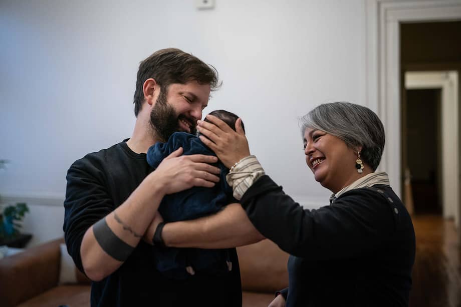 El mandatario chileno, Gabriel Boric (i), sosteniendo a su hija Violeta y la ganadora de las primarias presidenciales de la izquierda, la comunista Jeannette Jara.