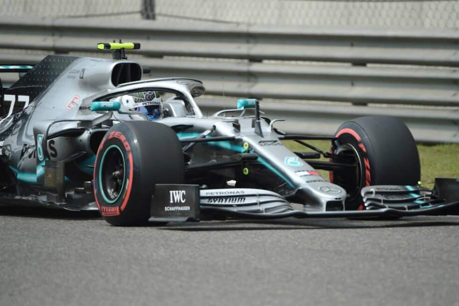 Valtteri Bottas conduce su Mercedes durante la clasificación para el Gran Premio de China. / AFP