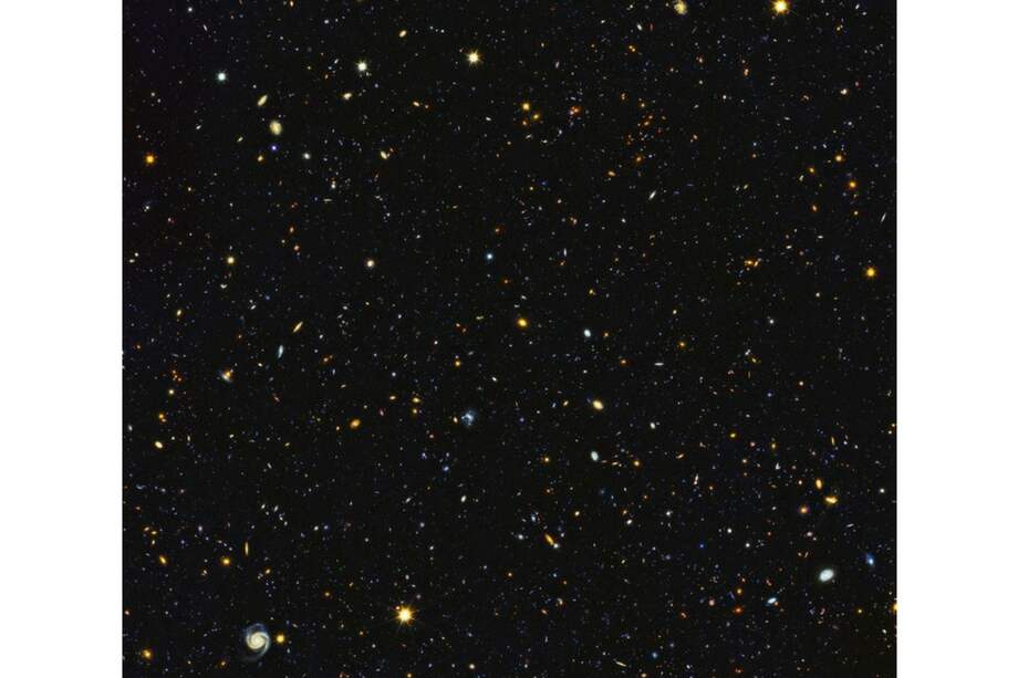 A partir de un amplio espectro de observaciones del Telescopio Espacial Hubble y otros telescopios espaciales y basados ??en tierra, astrónomos acaban de montar uno de los retratos más exhaustivos de la historia evolutiva del universo. / Créditos: NASA, ESA, P. Oesch (Universidad de Ginebra) y M. Montes (Universidad de Nueva Gales del Sur)