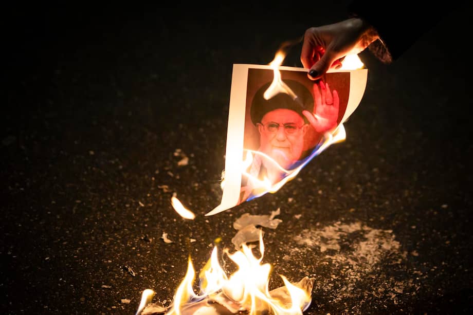 Un manifestante quema imágenes del líder supremo iraní Ali Jamenei durante una concentración en apoyo a las protestas masivas en todo Irán contra el gobierno, en Zúrich, Suiza, el 13 de enero de 2026.