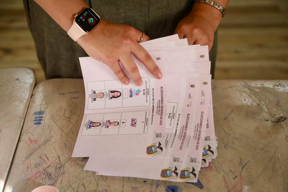 Jurados de votación durante el conteo de votos al cierre de la jornada electoral el domingo en Quito (Ecuador).