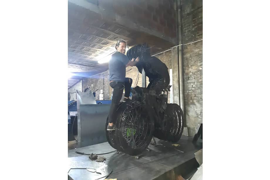 El artista colombiano Jhon Fitzgerald durante el proceso de creación del monumento "El Campeón", en homenaje a Egan Bernal. / Cortesía