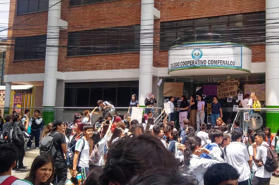 Padres de familia, estudiantes y egresados protestan a las afueras del Colegio Cooperativo Comfenalco / Foto: @equipojuridico