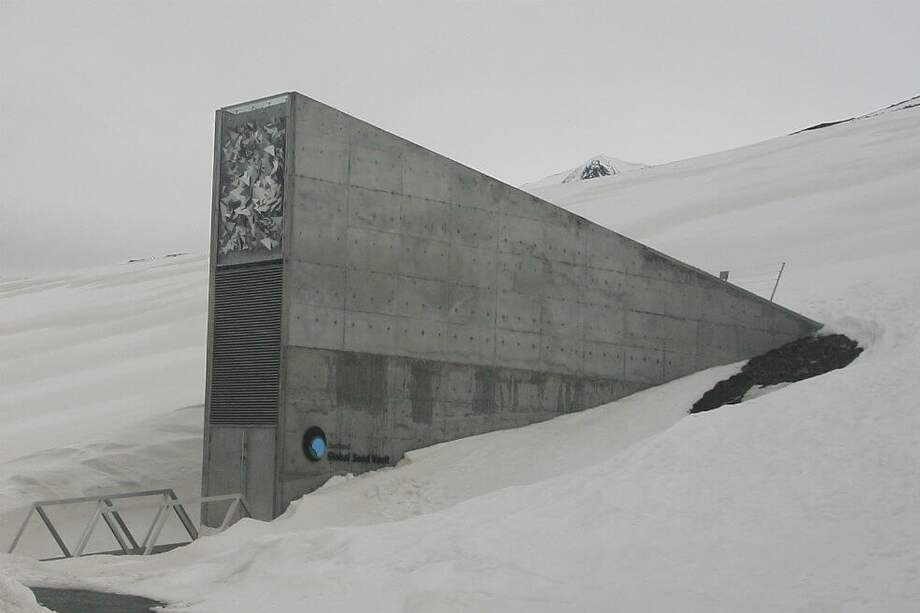 El Banco Mundial de Semillas es un almacén subterráneo de semillas de miles de plantas de cultivo de todo el mundo, en el archipiélago noruego de Svalbard, en Noruega. / Wikimedia Commons