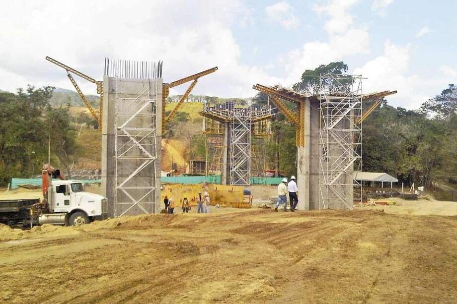 Mientras los primeros kilómetros están paralizados, en la parte final avanzan las obras de construcción. / Cortesía