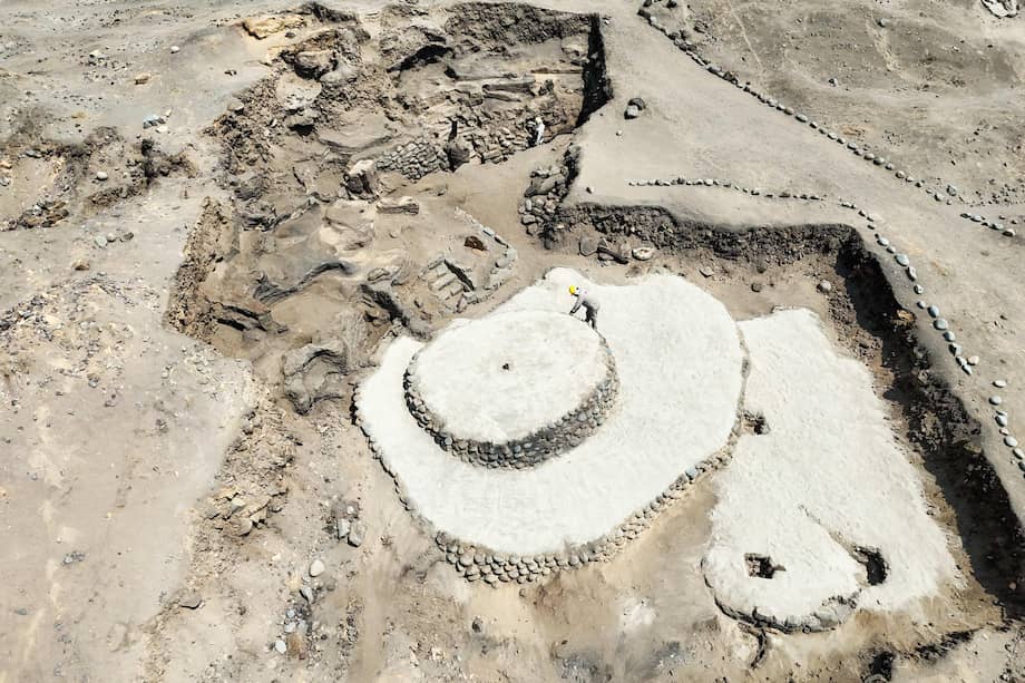 Fotografía aérea difundida por la Zona Arqueológica Caral, que muestra una estructura circular de dos alturas vinculada a la astronomía y a la observación del mar, hallada por un grupo de arqueólogos en el asentamiento pesquero de Áspero, perteneciente a la civilización Caral.
