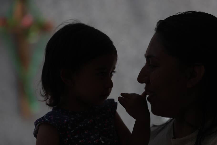 MEX4229.ECATEPEC (MÉXICO), 18/05/2022.- María Gutiérrez abraza a su hija de dos años en el penal de Chiconautla, hoy en Ecatepec estado de México(México). El centro de reinserción social (penal) de Chiconautla en su módulo para mujeres tendrá en unas semanas una ludoteca con la que la ONG Reinserta, impulsora del programa con financiación de Amazon, busca generar un espacio donde más de 100 bebés puedan impulsar su desarrollo. EFE/Sáshenka Gutiérrez