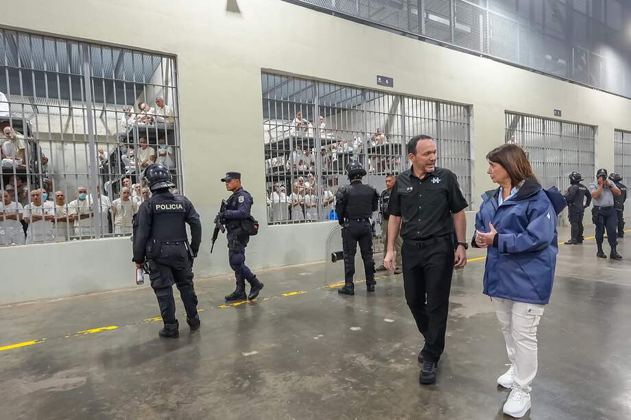 Fotografía cedida por el gobierno de El Salvador donde se observa a la ministra de seguridad de Argentina Patricia Bullrich (d) junto al ministro de justicia de El Salvador Gustavo Villatoro (c).