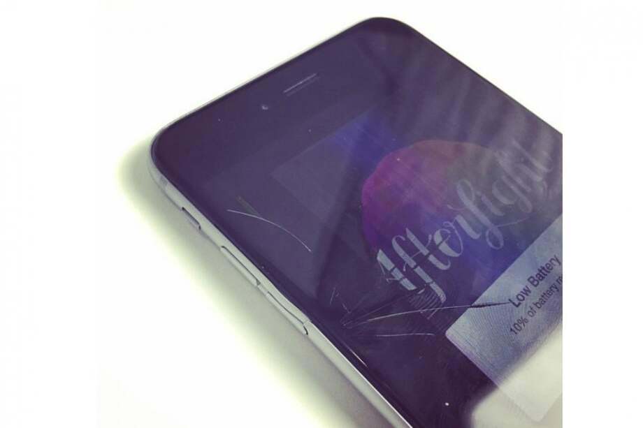 Así quedó el iPhone 6 plus luego de que los productores del video trataran de enderezarlo.