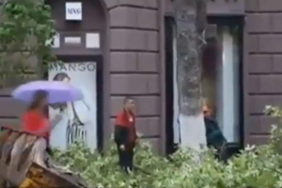 Mujer estuvo a punto de ser aplastada por un árbol