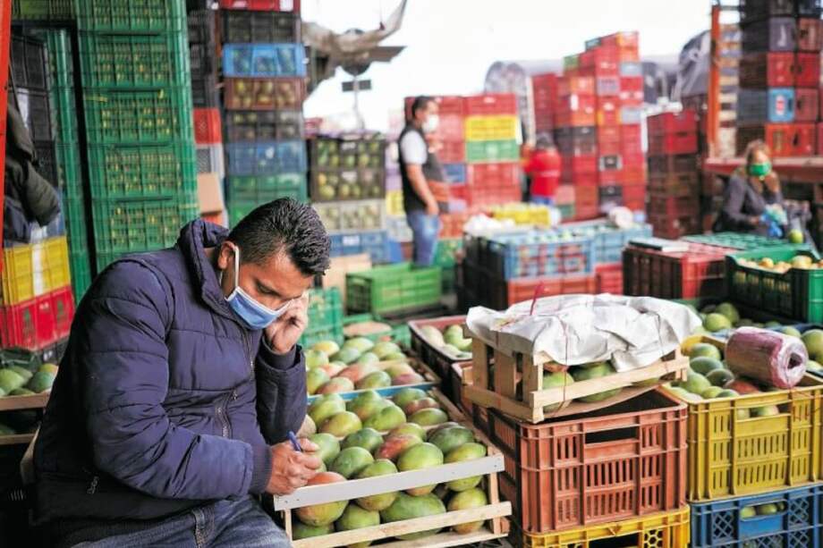 La división de alimentos y bebidas no alcohólicas tiene una ponderación de 15,05 % en la canasta básica, la segunda más alta después de alojamiento. / Diego Cuevas - El Espectador