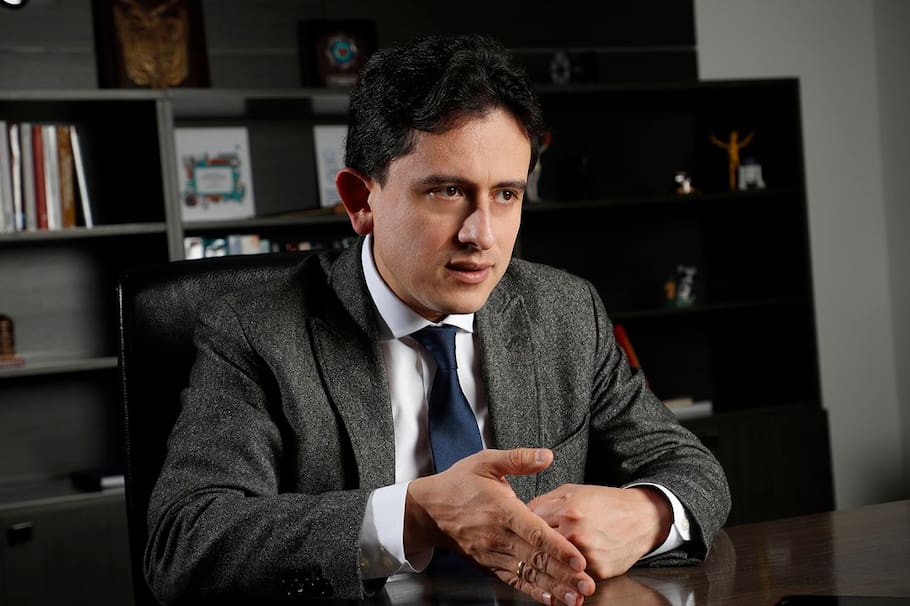 El director de la DIAN actual se convirtió en tendencia gracias a sus explicaciones tributarias graciosas en redes. Aquí te contamos más.