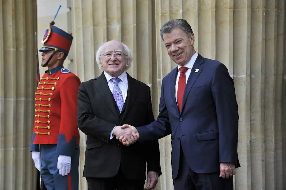 Michael Higgins, presidente de Irlanda, estrecha las manos con el presidente Juan Manuel Santos en la Casa de Nariño.
/ AFP.