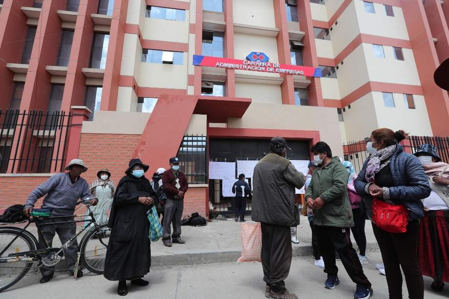 Padres de familia de estudiantes realizan una vigilia en las afueras de la Universidad Pública de El Alto (UPEA) en El Alto (Bolivia), en donde seis estudiantes murieron.
