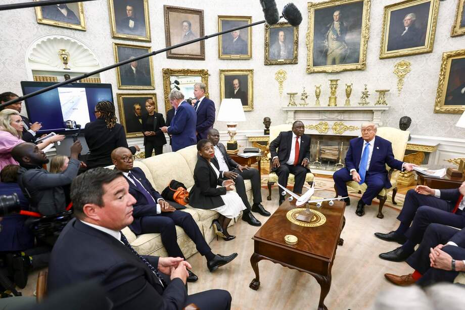 El presidente de Estados Unidos, Donald Trump (der.), transmite un video destinado a mostrar documentación del genocidio en Sudáfrica en una pantalla (izq.) durante una reunión con el presidente de Sudáfrica, Cyril Ramaphosa (2-der.), en la Oficina Oval de la Casa Blanca en Washington.