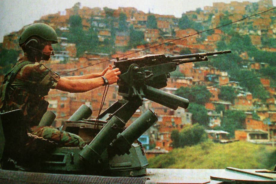 Un vehículo del Ejército entrando a la comuna 13 de Medellín en el marco de la Operación Orión.