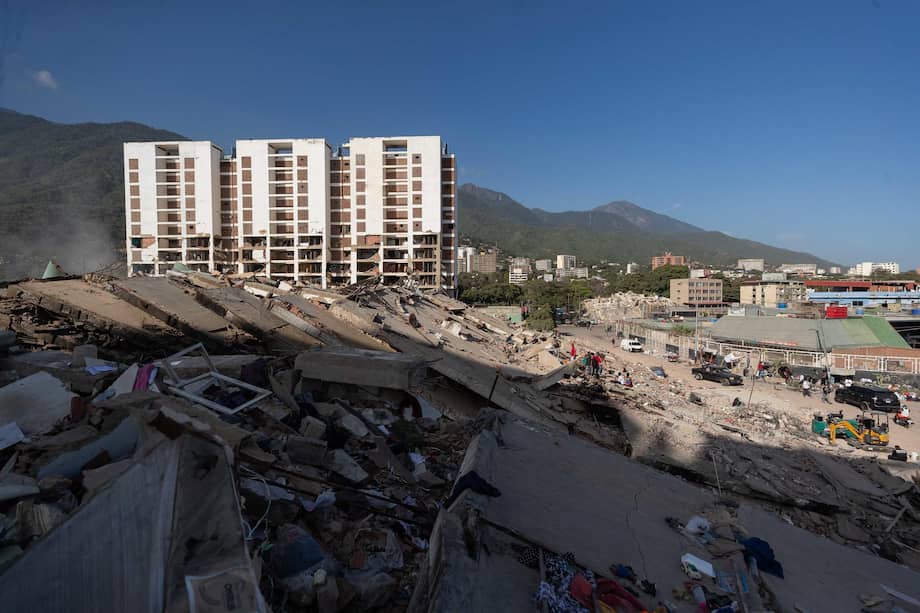 Fotografía que muestra los escombros de un edificio en La Guaira (Venezuela).