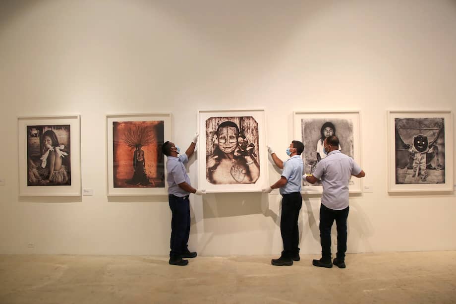Especialistas en montaje de obras artísticas del Centro de Formación de la Cooperación Española de Cartagena de Indias ajustan los últimos detalles de la exposición "Hijas del agua".