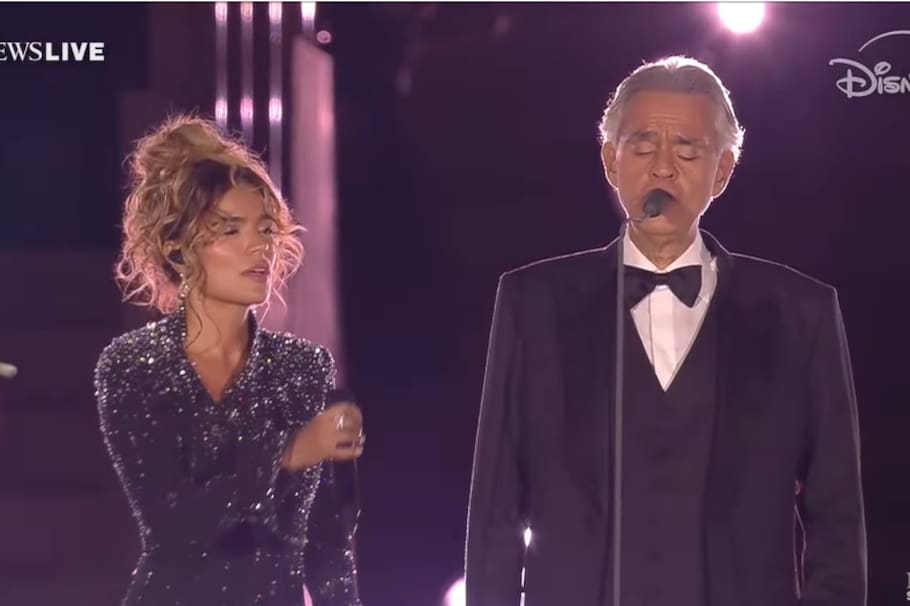 Karol G y Andrea Bocelli interpretando 'Vivo por ella' en el 'Grace for the world'.