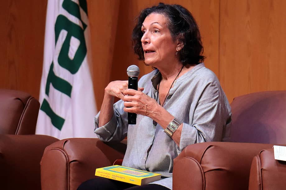 Durante más de cuarenta años, Alma Guillermoprieto ha recorrido incansablemente Latinoamérica, entrevistando a asesinos y a las familias de sus víctimas. Eso le ha valido premios como el Maria Moors Cabot y el Premio Princesa de Asturias de Comunicación y Humanidades.