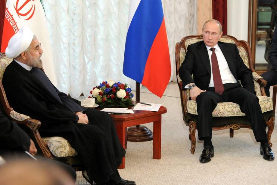El presidente de Irán, Hasan Rohaní (i), conversa con el presidente de Rusia, Vladímir Putin (d), durante una reunión bilateral celebrada en el marco de la Organización de Cooperación de Shanghái./ EFE