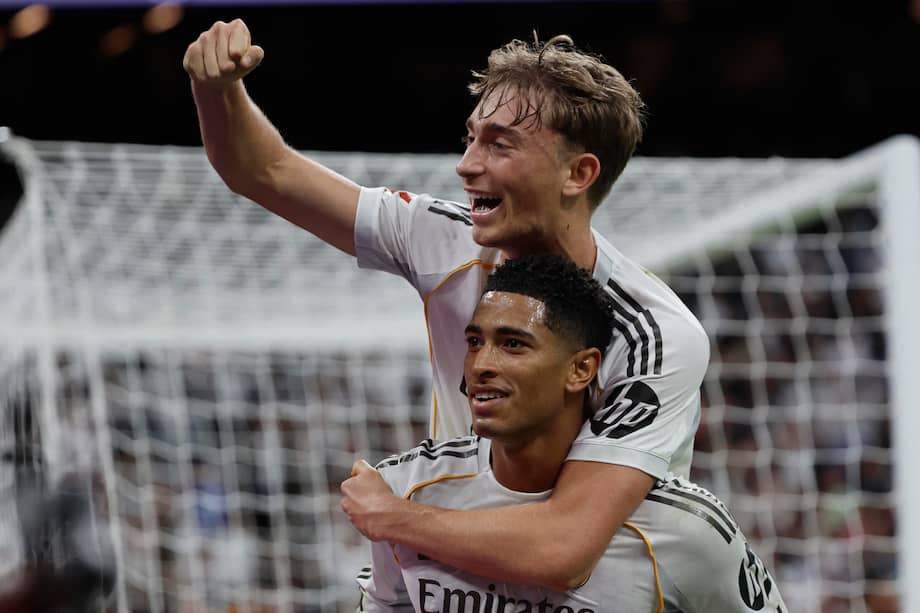 El delantero del Real Madrid Jude Bellingham celebra su gol contra el Barcelona, durante el partido de la décima jornada de LaLiga EA Sports, que Real Madrid y FC Barcelona disputan este domingo en el estadio Santiago Bernabéu.