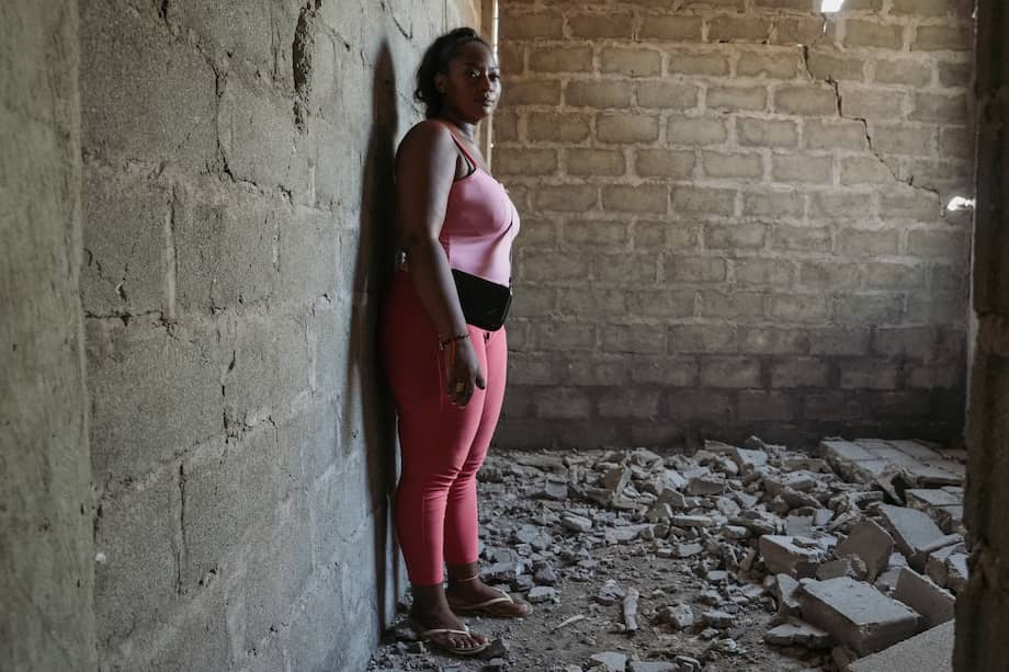 María Casas perdió la casa que venía pagando a plazos y que el día del terremoto apenas iba a pisar. Se desmoronó toda. Debe seguir pagando la deuda de 20 millones de pesos.