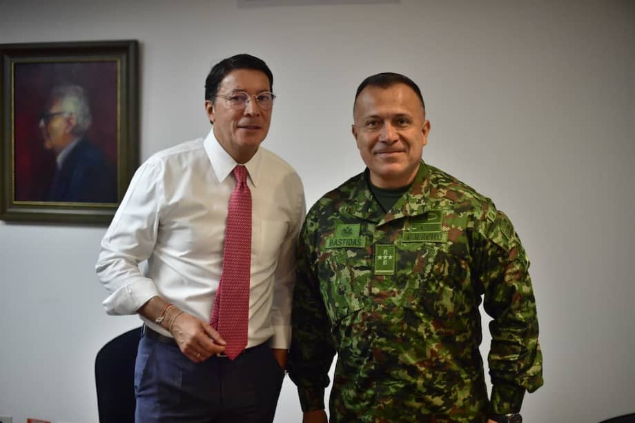 El registrador Hernán Penagos y el coronel José Luis Bastidas.
