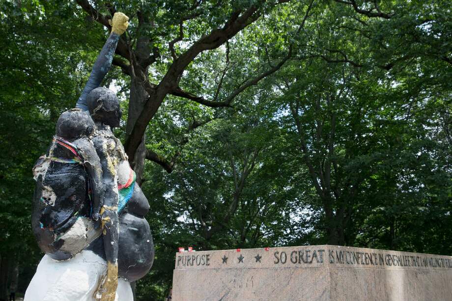 AFP / Así se ve la estatua de Robert E. Lee, después de ser removida en Baltimore.