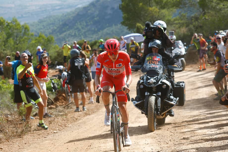 El ciclista esloveno, líder indiscutido de la clasificación general, sufrió una violenta caída a unos 30 kilómetros de la meta y tuvo que ser evacuado en ambulancia.