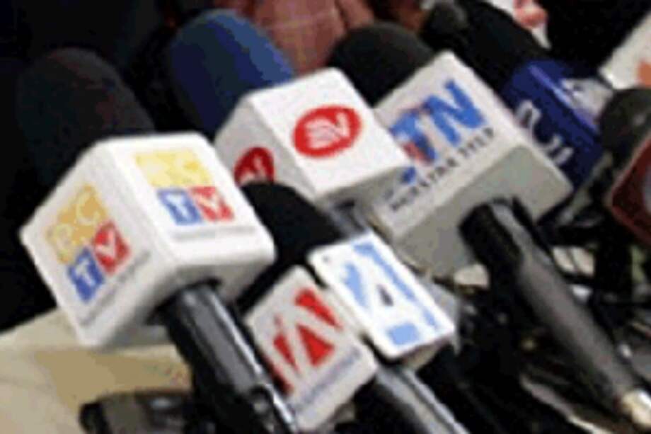 Ecuador podría sacar del aire a 55 radios y canales de TV